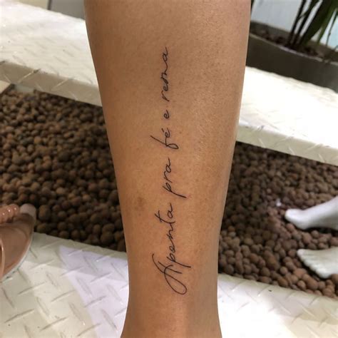 Tatuagem na panturrilha feminina escrita  A perna tem diversas partes – joelho, canela, panturrilha, coxa e etc